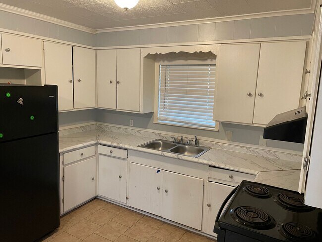 Building Photo - 3 Bed, 2 Bath in Southern Hills