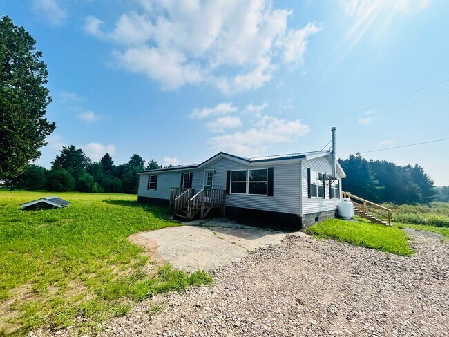 Building Photo - Welcome home to this 3 Bedroom / 2 full Ba...