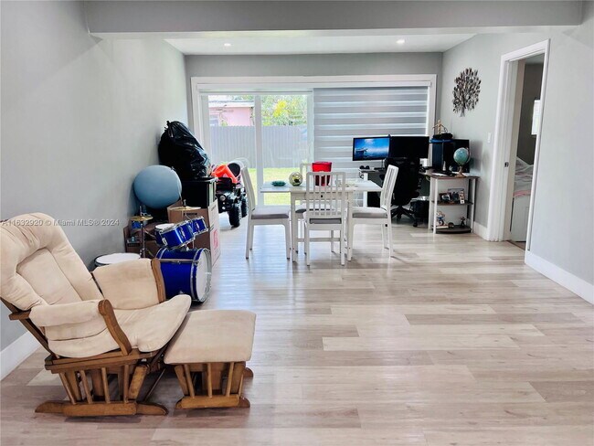 Foto del edificio - 8240 NW 11th St