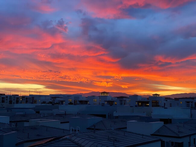 Vista de la puesta de sol desde el balcón casi todas las noches. - 12655 Bluff Creek Dr