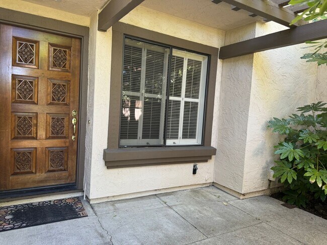 Foto del edificio - 2 bedrooms, both w/attached baths, laundry...