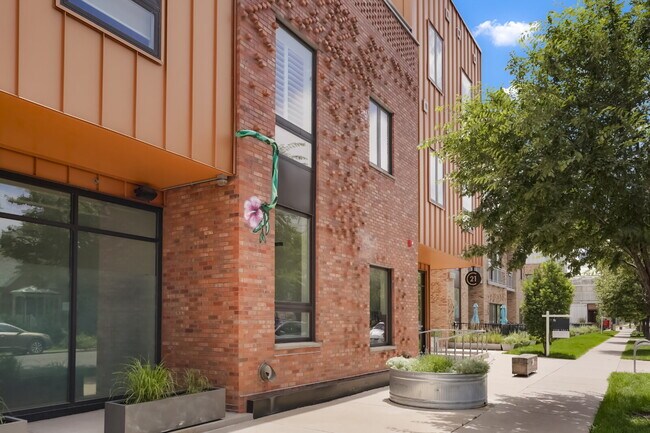 Foto del edificio - Beautifully Furnished Studio Condo in the ...