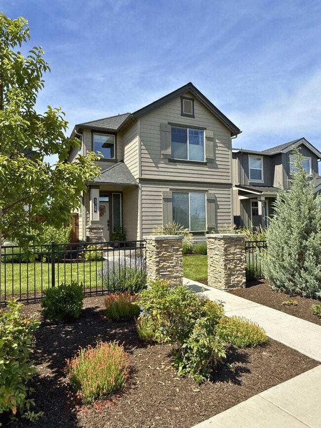Building Photo - 3749 NE Petrosa Ave