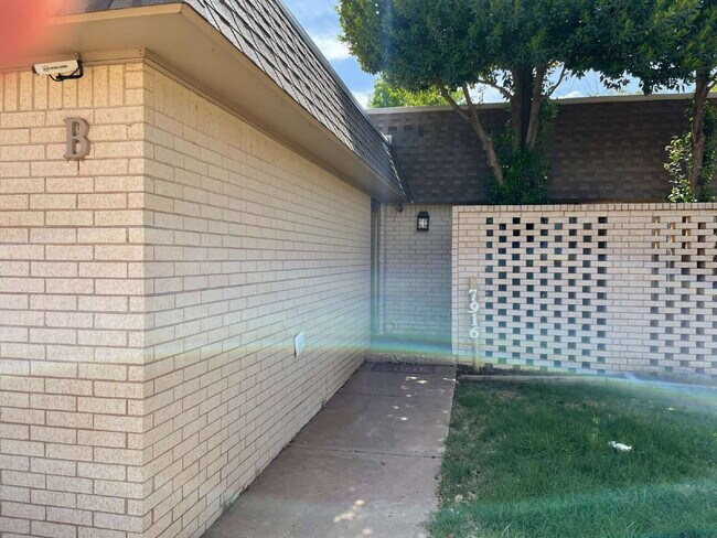 Foto del edificio - 2 bed 2 bath in an excellent southwest Lubbock location.