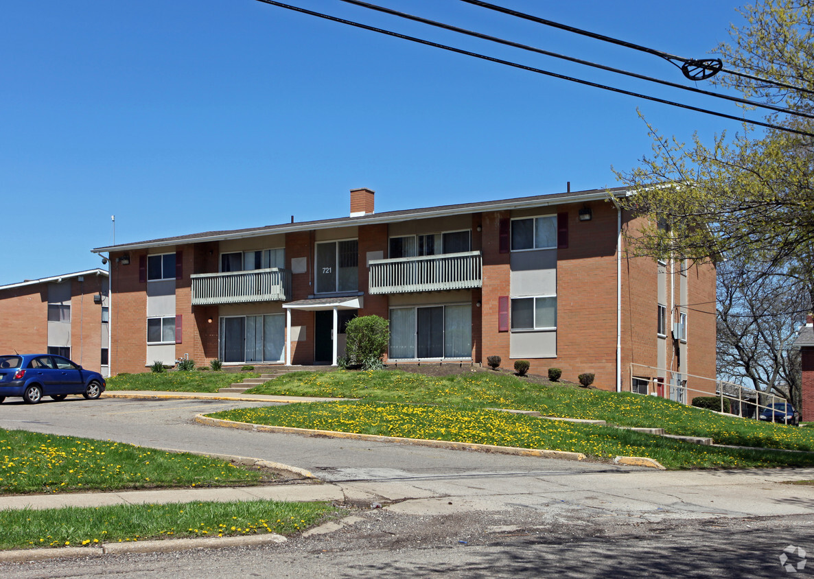 Primary Photo - Skyline Terrace Apartment