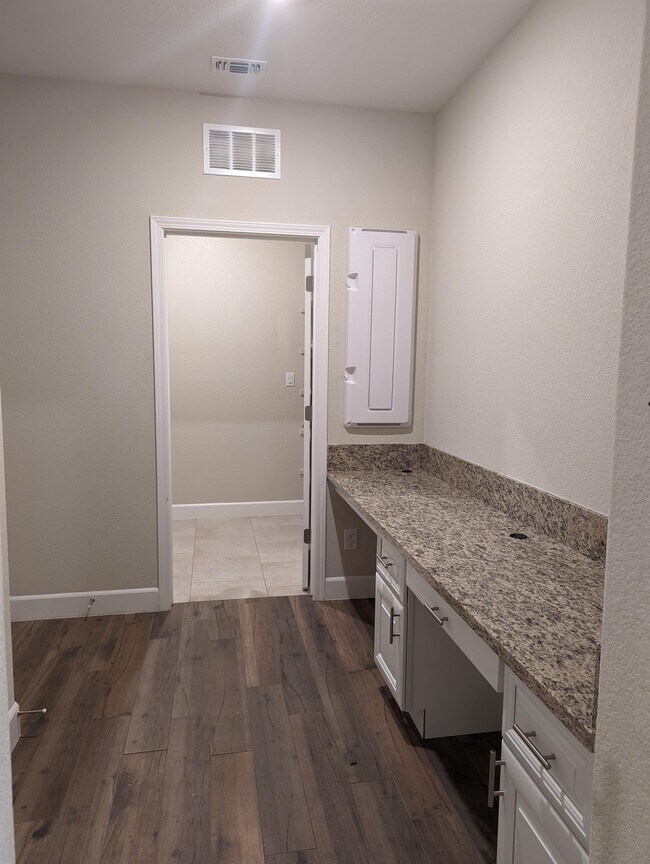 Foto del edificio - 5288 Maddux Way