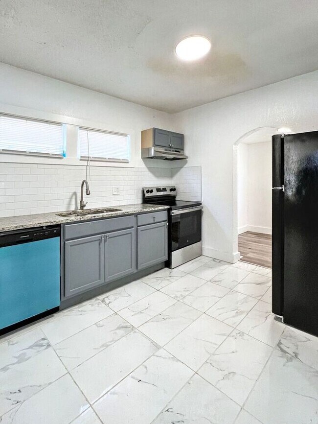 Building Photo - Spacious & Charming 5-Bedroom Home with Mo...