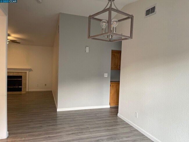 Building Photo - 806 Cameron Ct