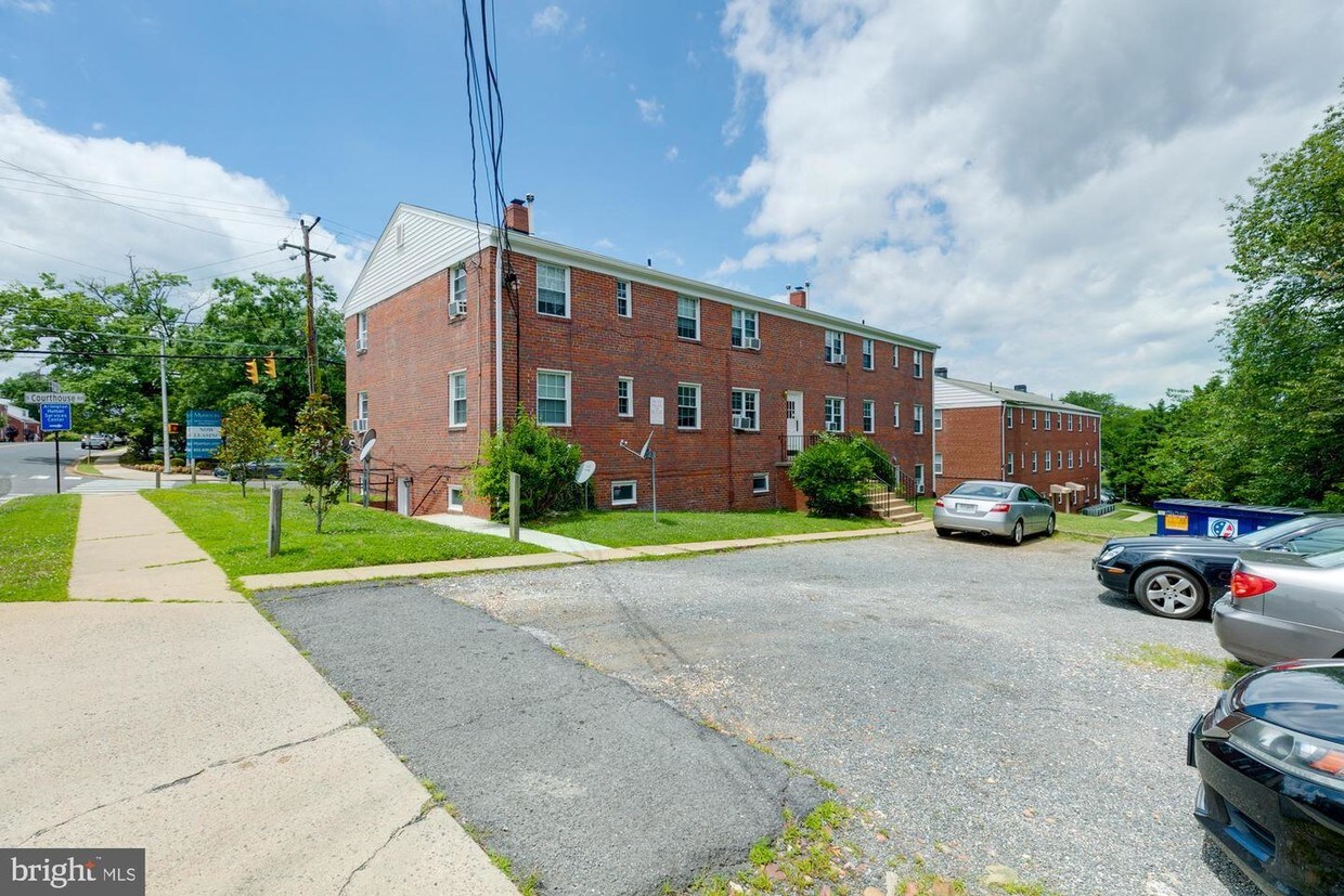 Primary Photo - 129 S Courthouse Rd