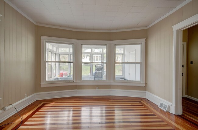 Building Photo - 310 Dewey St