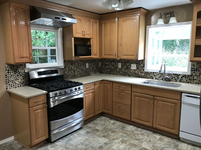 Building Photo - Charming 3 Bedroom Cottage Located in SW P...