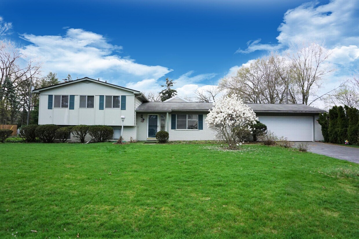 5049 Country House Rd, West Bloomfield Township, MI 48322 House