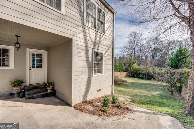 Building Photo - 311 Delmont Dr NE