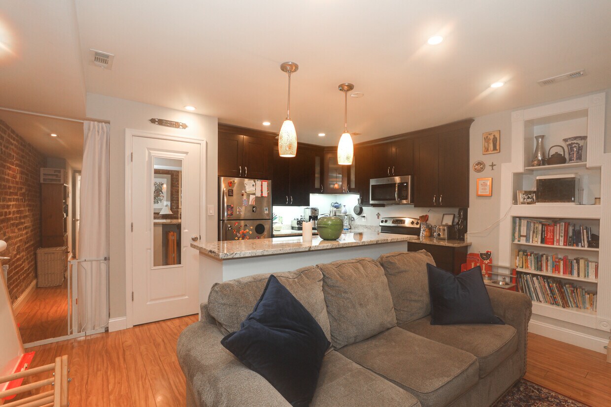 Foto principal - 624 9th St NE