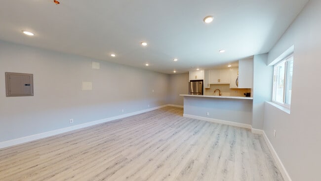 Building Photo - 730 S Serrano Ave