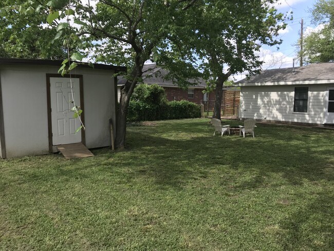 Foto del edificio - 906 Old Angleton Rd