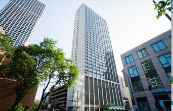Building Photo - 2 E Oak St