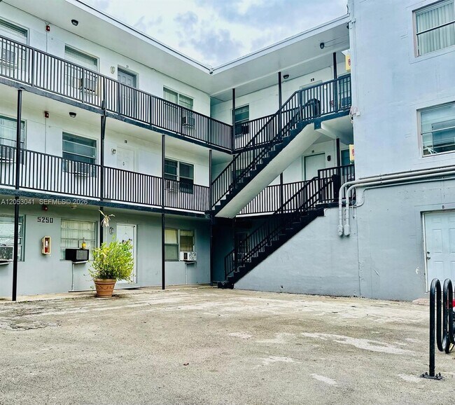 Foto del edificio - 5300 NW 26th Ave