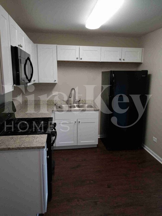 Building Photo - 422 E Tulip Dr