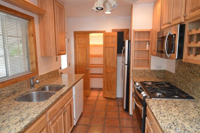 Foto del edificio - 223 N Bentley Ave