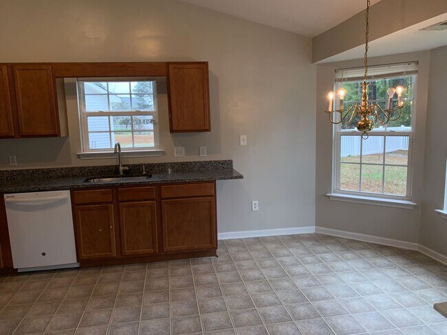 Building Photo - Pet Friendly & Fenced Back Yard! - 3 Bedro...