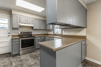 Building Photo - 5501 Rosemont Dr