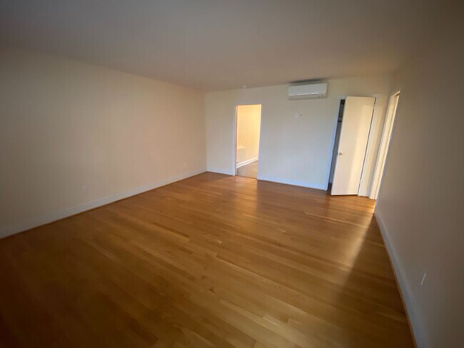 Foto del edificio - Two-Bedroom Apartment Directly Across from Forest Hill Park. Great Location!