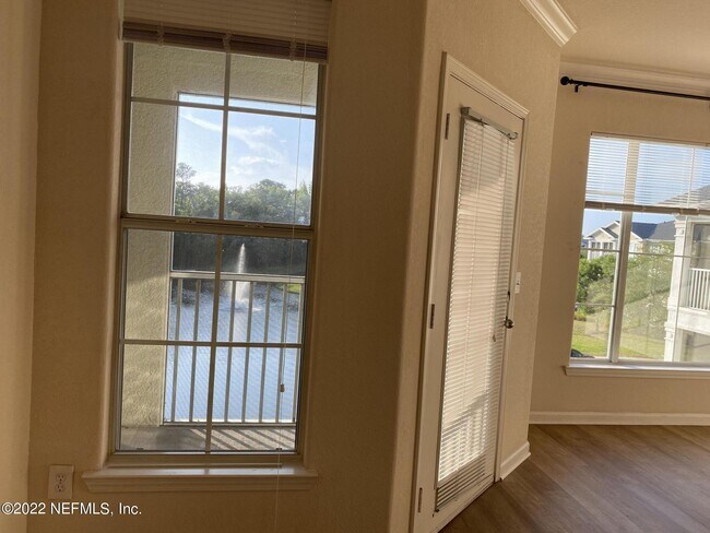 Foto del edificio - 8290 West St