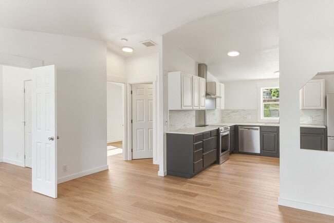 Building Photo - 3 Bedroom, 2 Bathroom Home