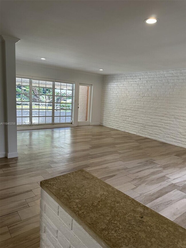 Building Photo - 60 Park Dr