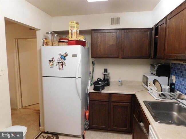 Foto del edificio - 6135 Edsall Rd