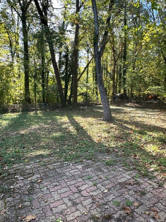 Building Photo - Refreshed 3 Bedroom / 2.5 Bath Ranch Style...