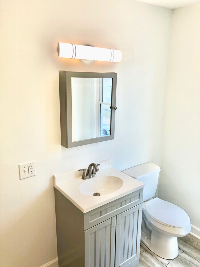 Full bath - second floor - 1709 Everett St