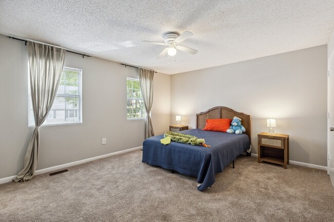 Building Photo - Lakeside Townhomes
