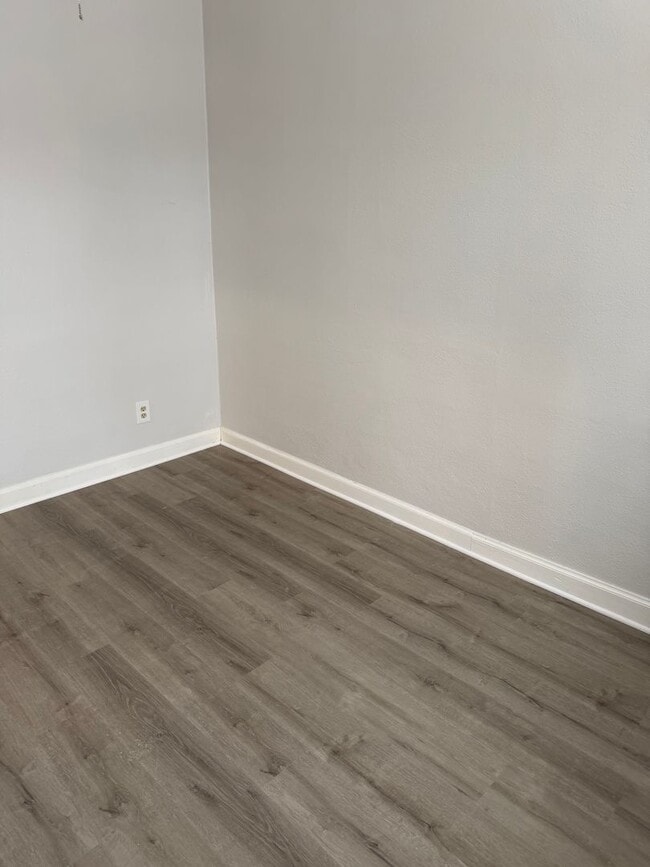 Building Photo - 624 N Lewis Ave