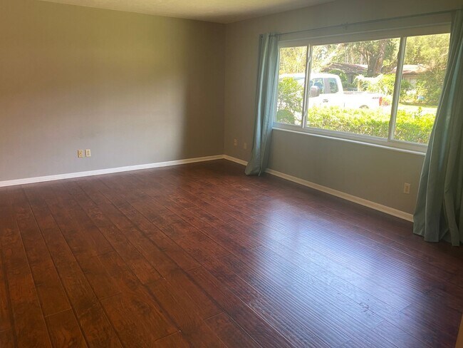 Building Photo - Lovely Single Family Home One Mile from Th...