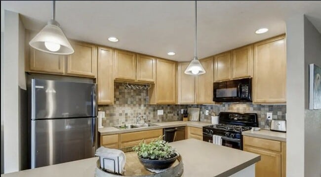 Building Photo - 903 Snowberry St