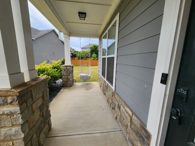 Building Photo - 5 Bedroom 3 Bath 2 Car Garage in Forsyth C...