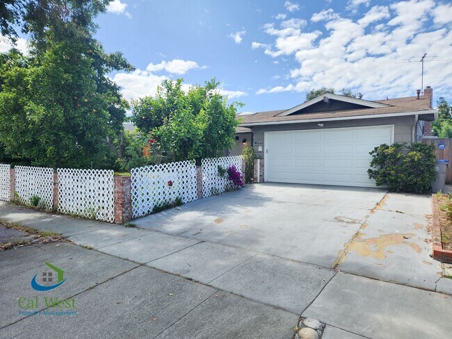 Foto del edificio - $4595 - **COMING SOON 8/1/26** Well Maintained 3 Bed / 2 Bath Home near Valley Christian HS w/ Pool