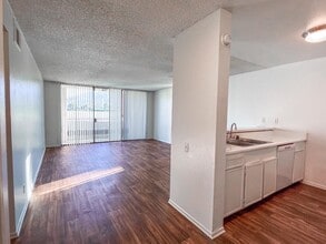 Building Photo - 1400 E Palm Canyon Dr