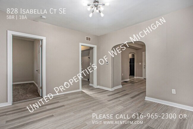 Building Photo - Available Now | 5 Bed 1 Bath Single Family...
