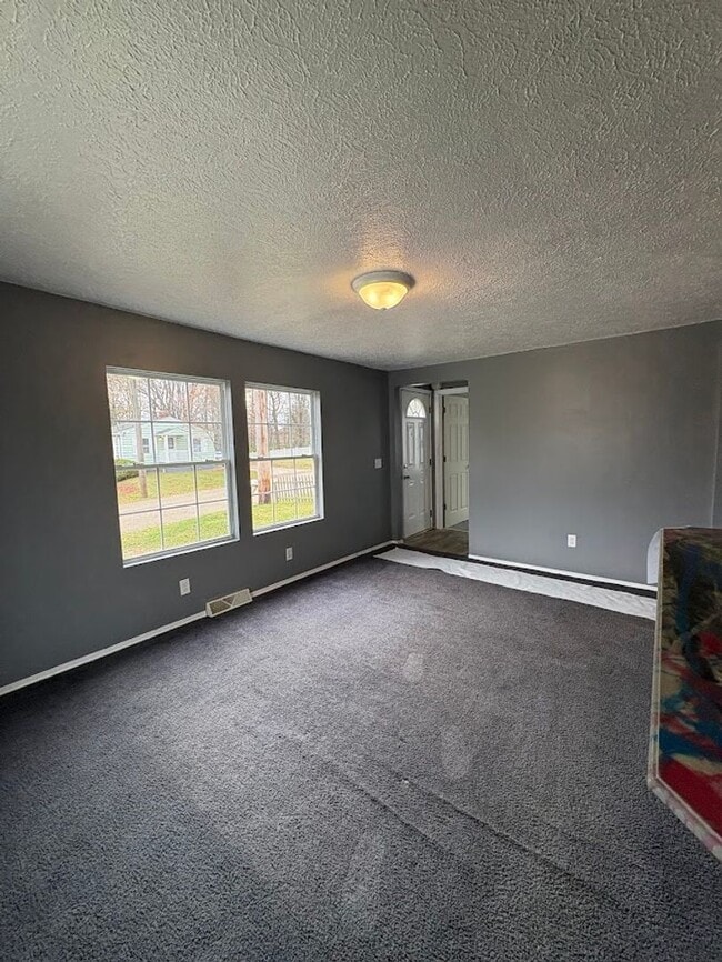 Building Photo - Two bedroom one bathroom home for rent