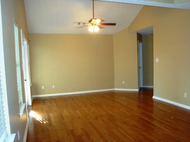 Foto del edificio - Comfortable 3BR/2BA Home with Open Floor Plan, Vaulted Living Room & Privacy-Fenced Backyard