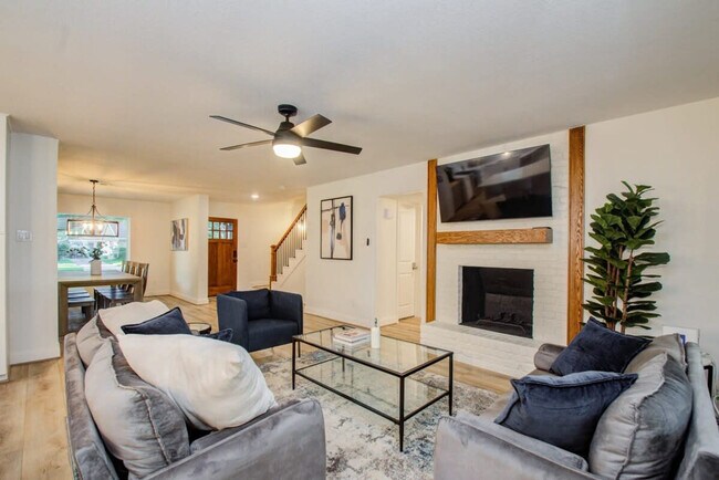 Foto del edificio - 5907 Warm Springs Rd