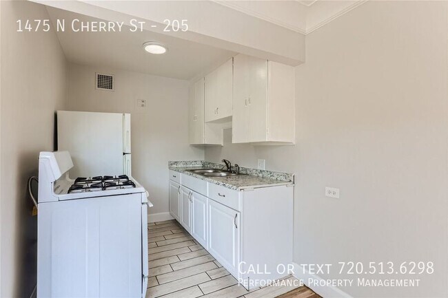 Foto del edificio - 1475 N Cherry St