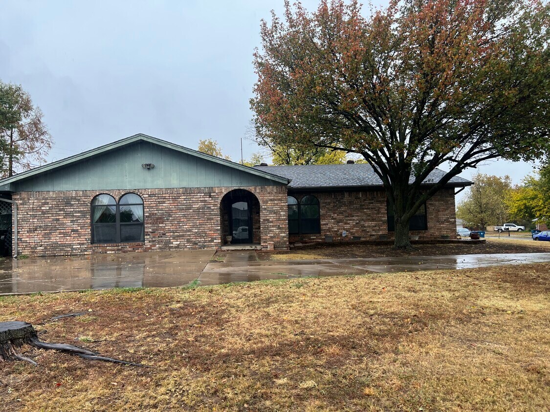 Primary Photo - 919 Hillcrest Dr