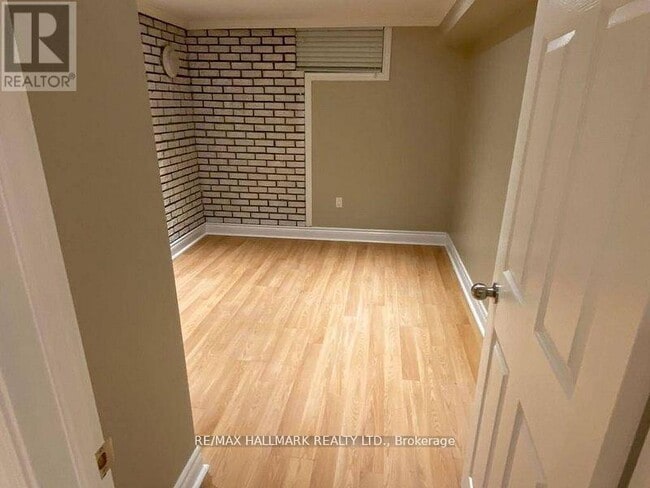 Building Photo - 24 Hillview Dr