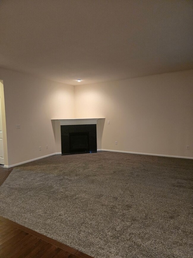 Building Photo - 5 bedroom family home