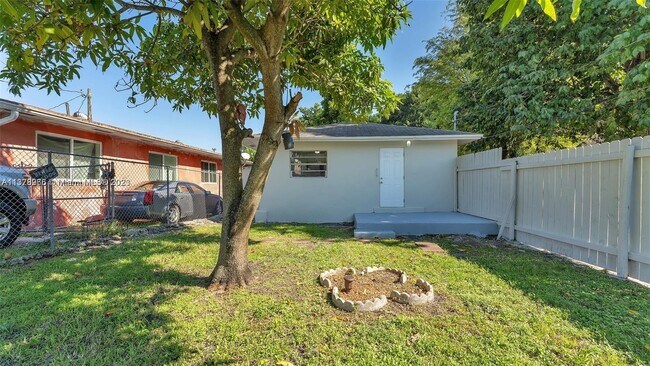Foto del edificio - 4651 NW 23rd Ct
