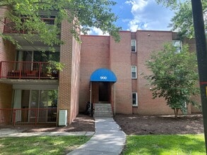 Building Photo - 900 Brightwood Manor Dr